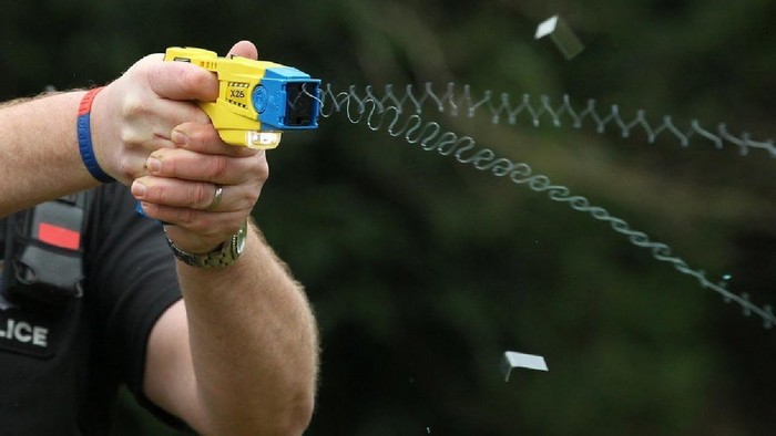 Verbania arma i vigili di taser. Sinistra critica: no alla pistola