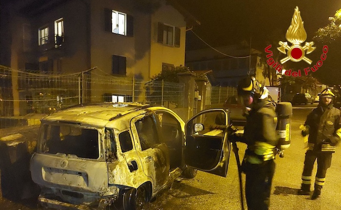 Le fiamme divorano una vettura in sosta