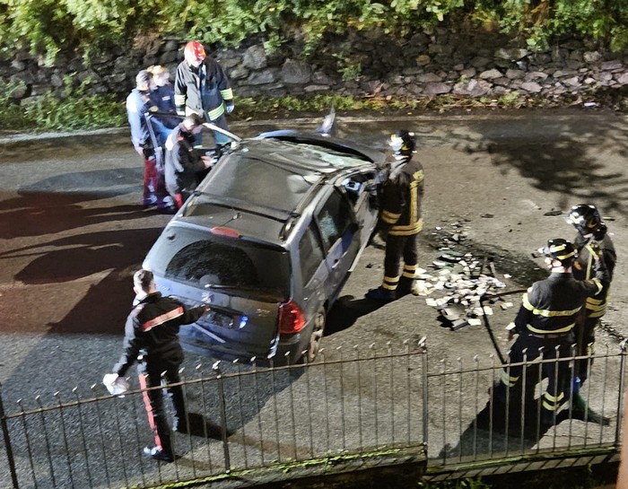 Auto esce di strada e si ribalta