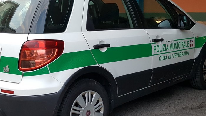 Resistenza e lesioni ai vigili le accuse al 28enne che ha fatto irruzione al mercato