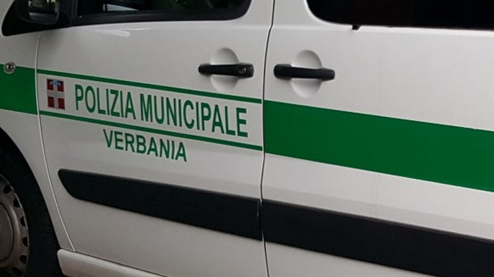 Vigile di 21 anni accusa un malore in servizio: elitrasportato a Novara