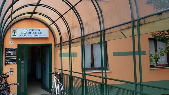 Ventenne si schianta con l'auto contro un cancello e se ne va: identificato e multato