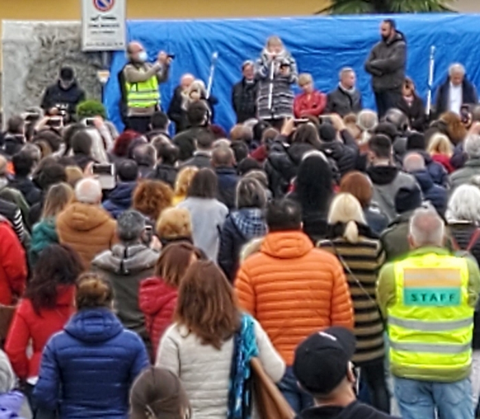 Assembramenti senza mascherina, 100 multe a domicilio dopo la manifestazione con l'onorevole