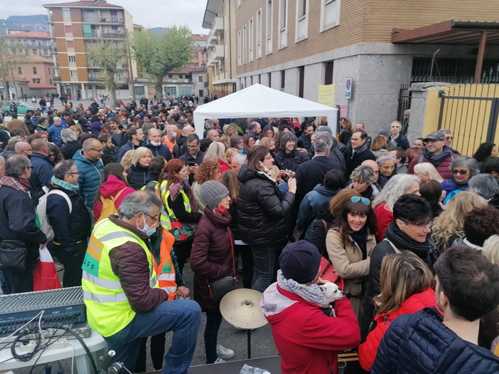 Critiche e condanne alla manifestazione dei Covid-scettici con l'onorevole