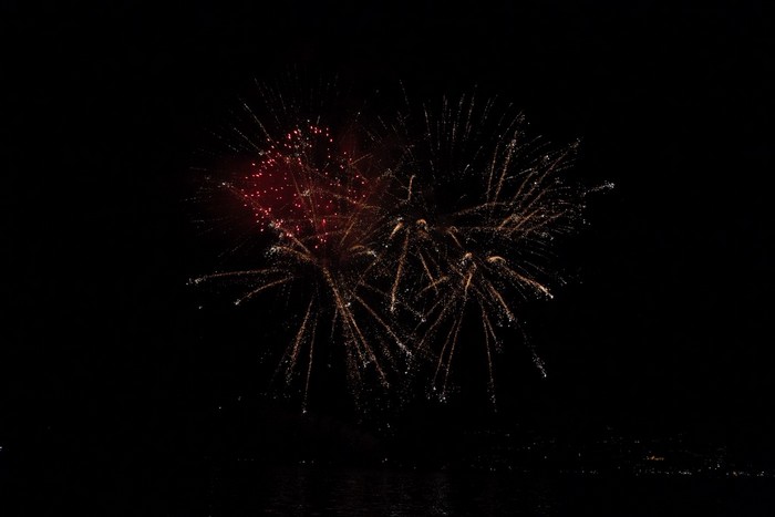 La magia del teatro e dei fuochi d’artificio sul lago (foto)