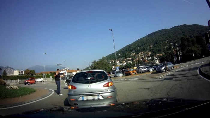Tampona un’auto e fugge via tra sorpassi azzardati (foto)