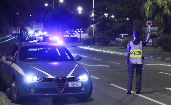 Sfugge all’alt della polizia e cerca di nascondersi in un parcheggio
