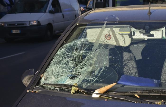 Signora investita davanti al supermercato: automobilista e assicurazione risarciscono 30.000 euro