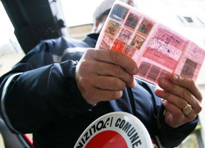 Foglio rosa scarabocchiato, i vigili denunciano. Ma non ci fu un falso 