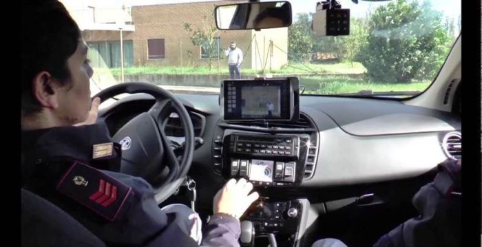 Controlli stradali elettronici della polizia: tablet al volante e telecamere sull’auto