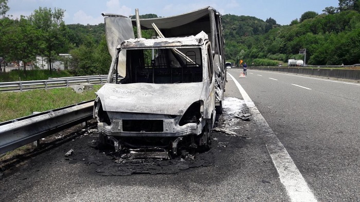 Carpugnino, camion in fiamme sull'A26 (foto)