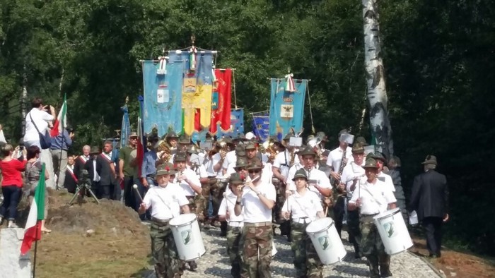 Gli Alpini al memoriale di Pala rendono omaggio ai Caduti (foto)