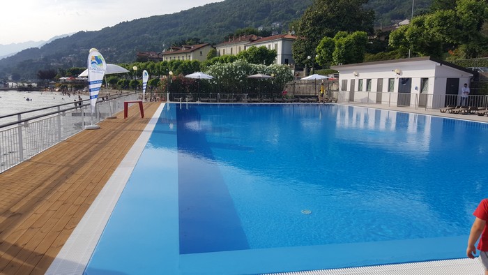 Il nuovo lido di Suna al taglio del nastro: la spiaggia diventa “libera” (foto) 
