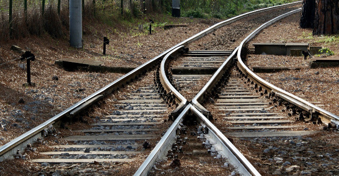Resta un mistero l’identità dell’uomo travolto dal treno