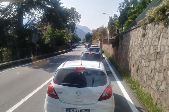 Scontro auto-moto a Fondotoce: centauro ferito, traffico in tilt