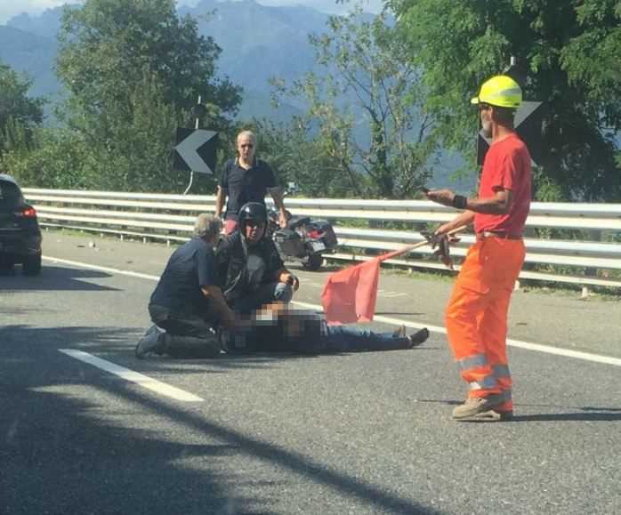 Motociclista scivola sull’asfalto in autostrada: illeso