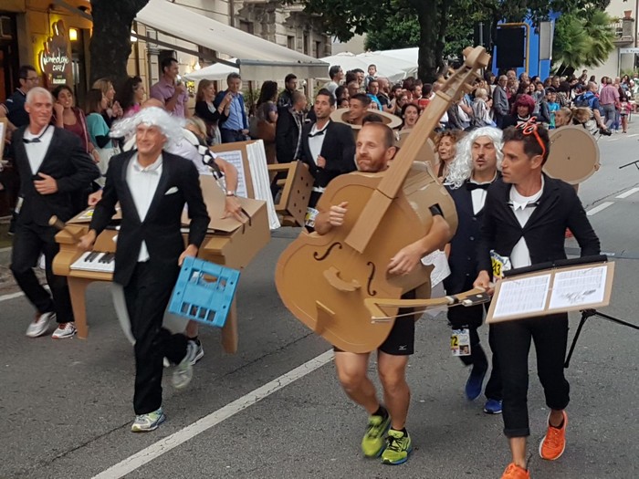 “Sorso di corsa”, 6.000 euro di solidarietà. Premiata l’inventiva dell’orchestra umana (foto)