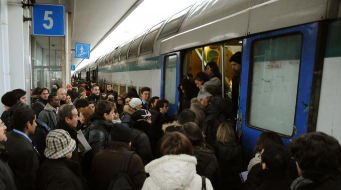 Sì a un treno extra per i pendolari, ma mancano i convogli