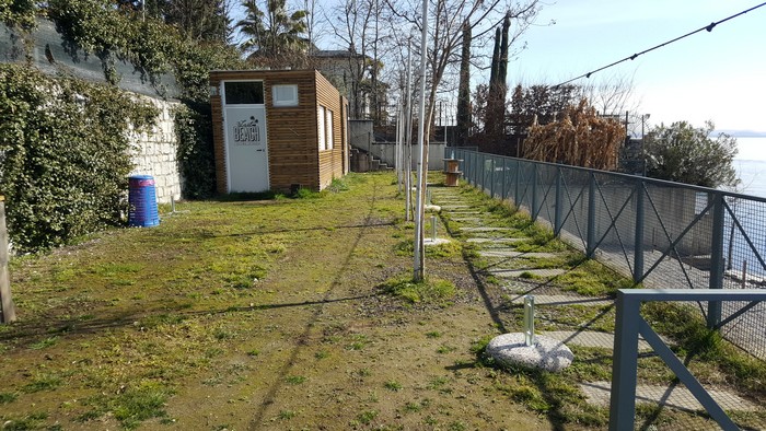 Intanto la spiaggia di Suna è abbandonata e in degrado (foto)