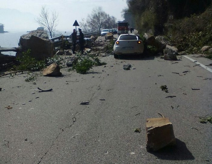 Sotto la frana della ss34 è morto un motociclista (foto)