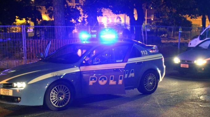Diciassettenne salta su tetto e cofano di un’auto: 2.500 euro di danni e denuncia
