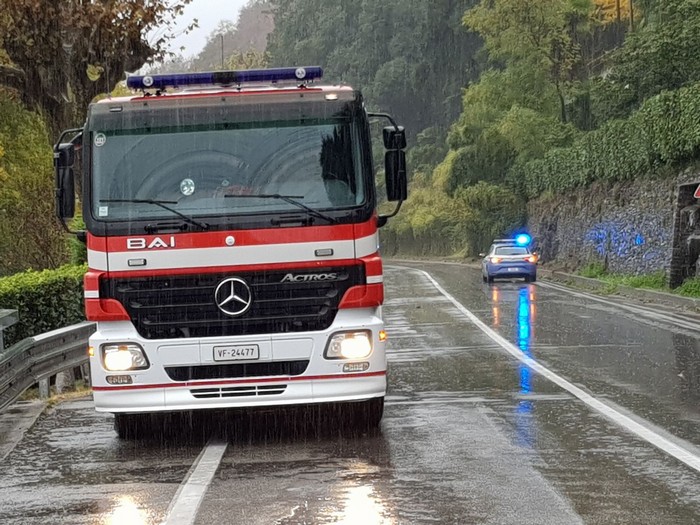 Piccolo smottamento sulla ss34, viabilità regolare (foto)