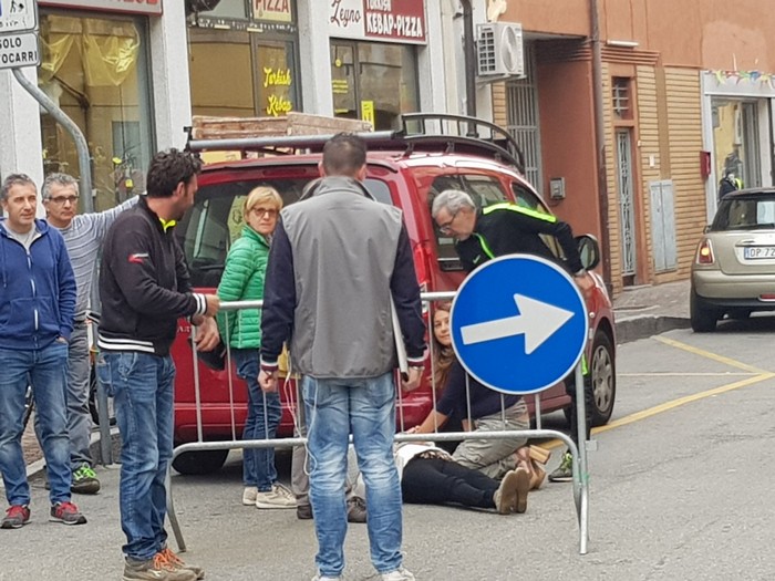 Anziana cade in bicicletta e attende a lungo l’ambulanza (foto)