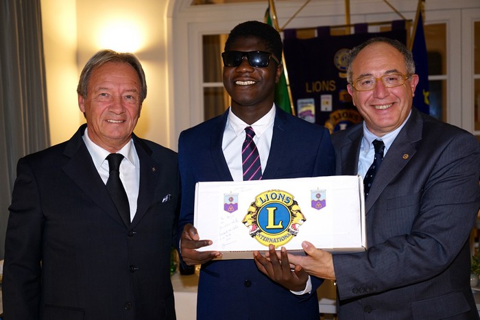 Il Lions dona un bastone elettronico a un ipovedente 