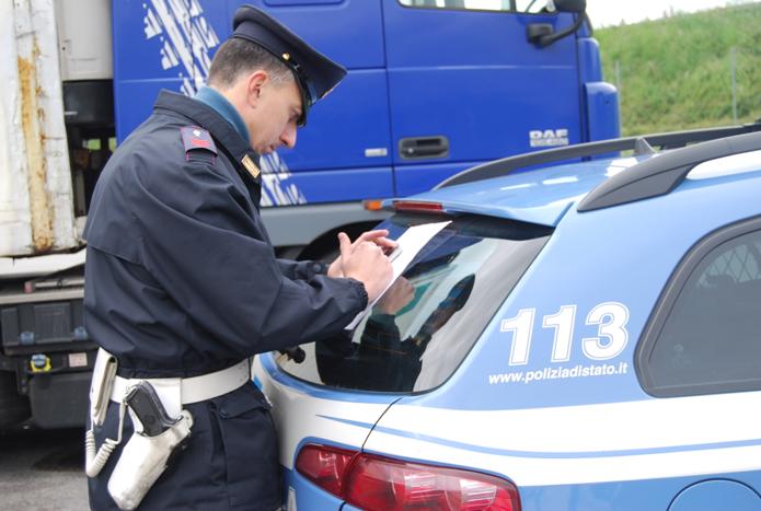 Auto tampona camion in autostrada, due feriti all’ospedale