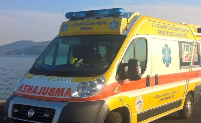 Minorenne ubriaco sdraiato a terra reagisce ai soccorsi di vigili e ambulanza