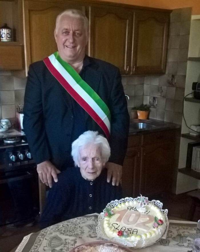 La decana del paese compie 102 anni, compleanno con il sindaco