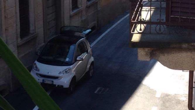 Via De Bonis, altra notte movimentata: rubano un estintore e inondano la strada di polvere