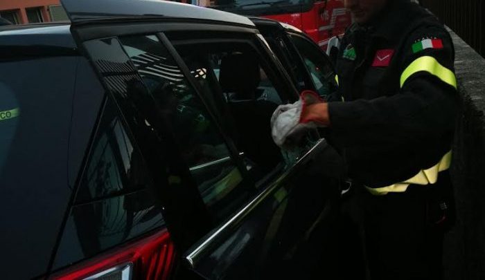 Il bambino rimasto chiuso nell’auto salvato dai vigili del fuoco
