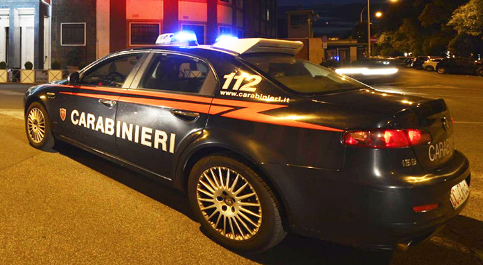 Ubriaco dorme nell'androne di un palazzo, e non permette ai condomini di salire. Arrivano i carabinieri, lui resiste e li insulta. Denunciato