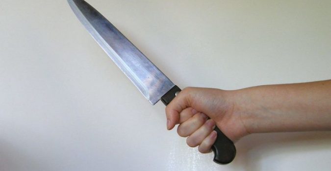 Lite di gelosia tra conviventi con taglio di coltello, lei colpisce lui: denunciata