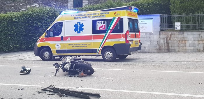 Incidente sulla ss34: auto in manovra centra motociclista (foto)