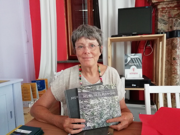 Muro, io ti mangio! Tre autori per raccontare storie, ricette, bellezza e virtù delle erbe di muro 