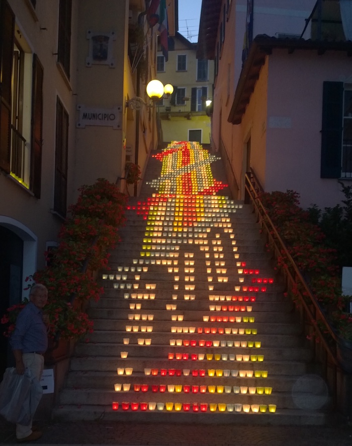 La patronale di Belgirate: quel tappeto di luci sullo scalone per accendere la speranza 