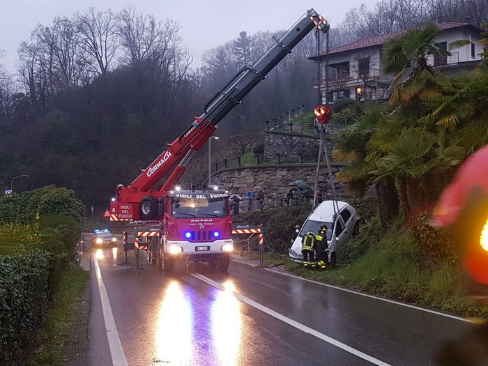Auto giù nella valletta, due ragazze in salvo (foto)