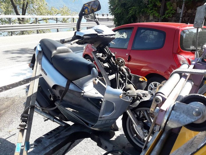 Incidente sulla statale 34: scooter tampona furgone