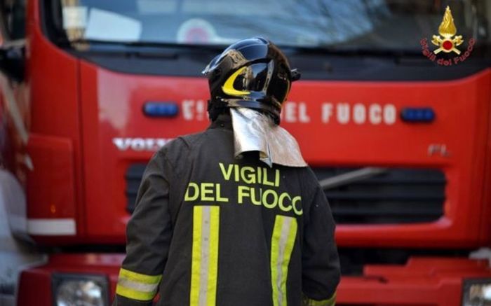 Fuoco in un sottotetto, tre alloggi inagibili