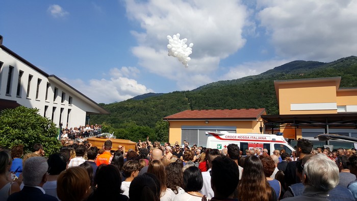 L’addio a Giacomo tra palloncini bianchi al cielo e le note della fisarmonica