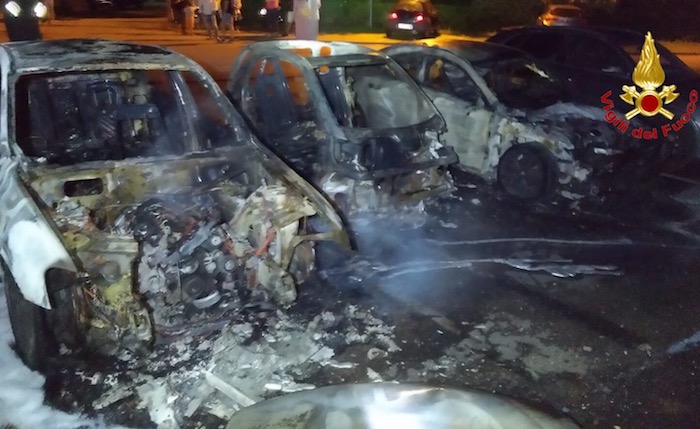 Rogo al parcheggio: cinque auto coinvolte, tre distrutte