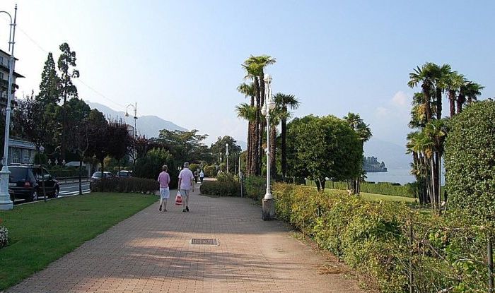 Il bimbo sparisce dal parco del lungolago, genitori in apprensione: ritrovato