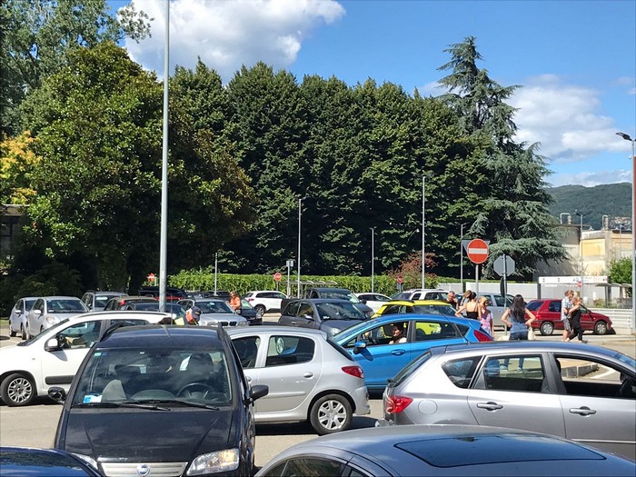 Il Giro Rosa mette in ginocchio Verbania. Caos, code e una raffica di proteste (foto)