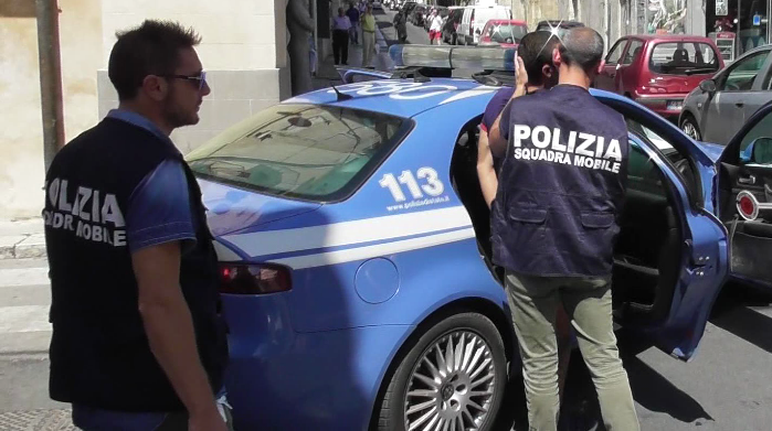 In auto con un etto di marijuana, 23enne denunciato