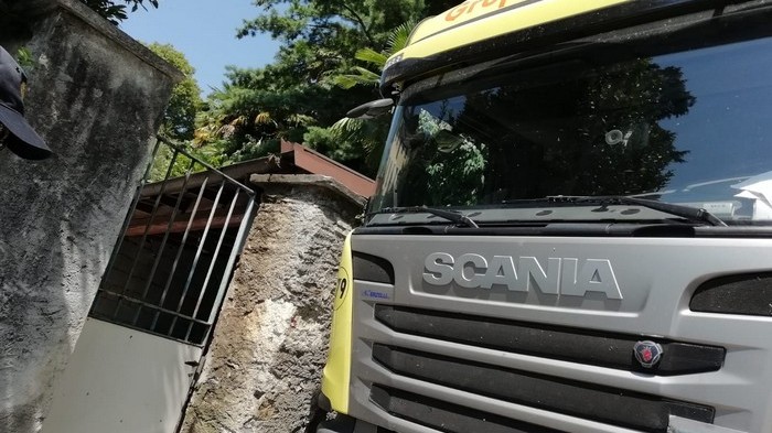 Tir incastrato in fondo alla provinciale di Ghiffa (foto)