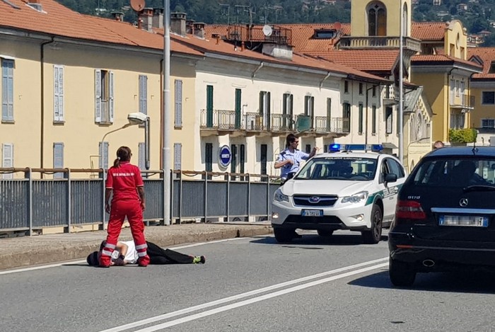 Romeno ubriaco barcolla sul marciapiede e finisce in mezzo alla strada