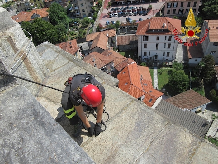 I vigili del fuoco rimuovono le piante infestanti dal campanile di San Leonardo 