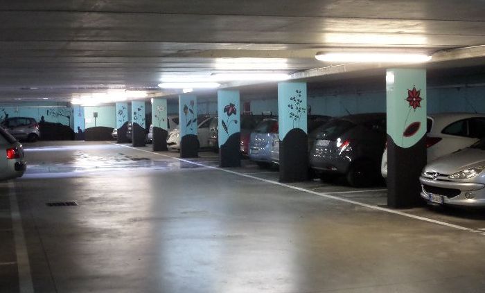 L’auto slitta sulla rampa ghiacciata del parcheggio, il Comune paga il carrozziere